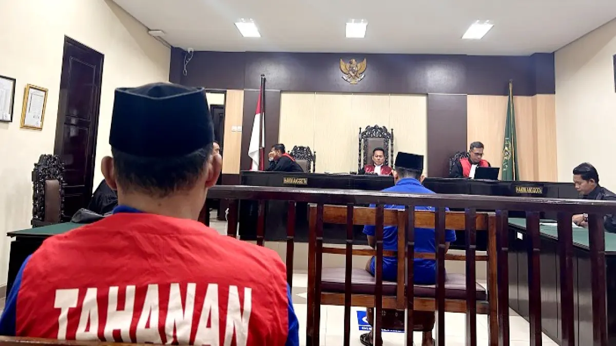 DIADILI: Dua terdakwa saat mengikuti sidang tuntutan di Pengadilan Negeri Sampang, Rabu (1/7). (UBAIDILLAHIR RA’IE/JPRM)