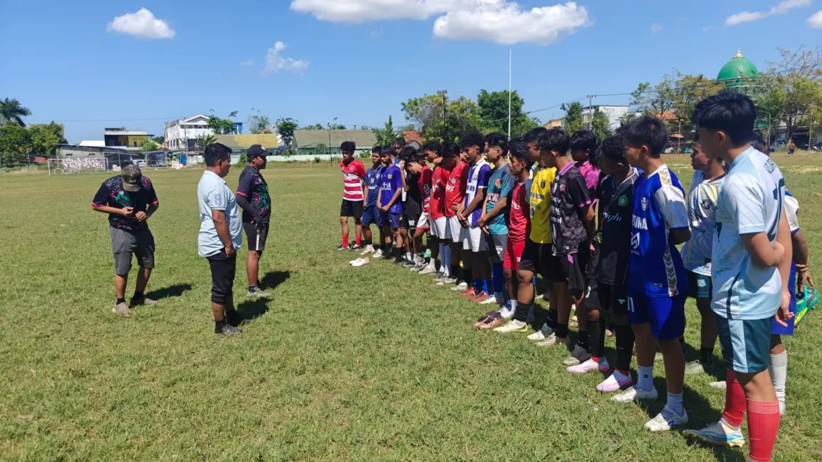 DIBERI HARAHAN: Pemain Persepam mengikuti latihan di Lapangan Sepak Bola Sedangdang, Kamis (9/7).