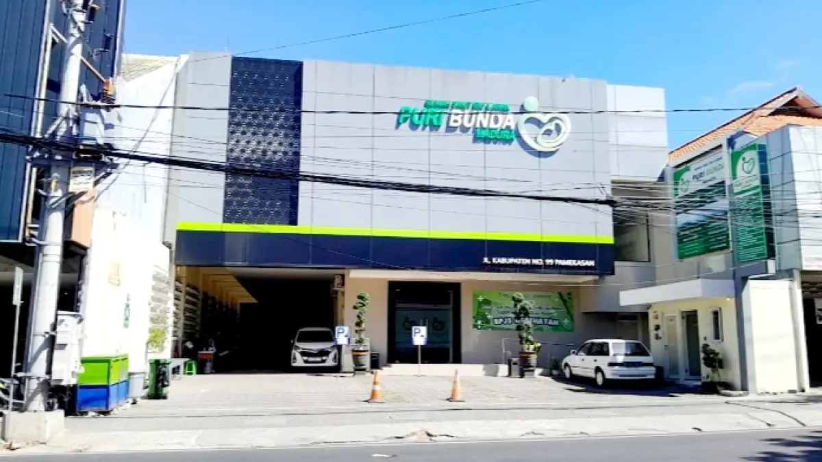 DIDUGA MALAPRAKTIK: Sejumlah kendaraan sedang terparkir di depan RSIA Puri Bunda Madura di Jalan Kabupaten Nomor 99 Kelurahan Bugih, Kecamatan Kota Pamekasan, Kamis (9/7). (M. KHOLIL RAMLI/JPRM)