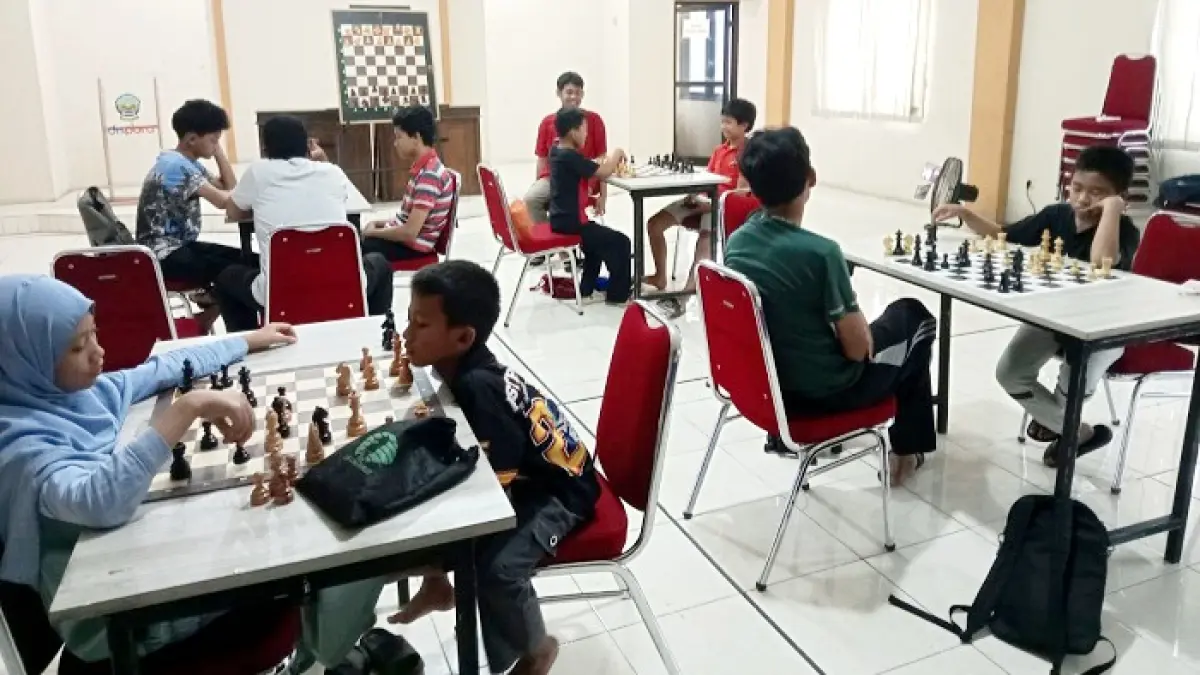 FOKUS: Atlet catur Bangkalan tengah mengikuti latihan di aula dispora, Sabtu (4/7). (PERCASI BANGKALAN UNTUK JPRM)