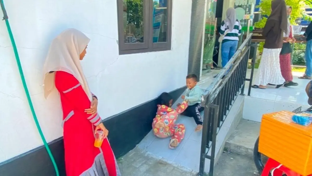 IDENTITAS: Dua anak saat bermain di sekitar kantor Dispendukcapil Sampang Kamis (9/7). (AYU LATIFAH/JPRM)
