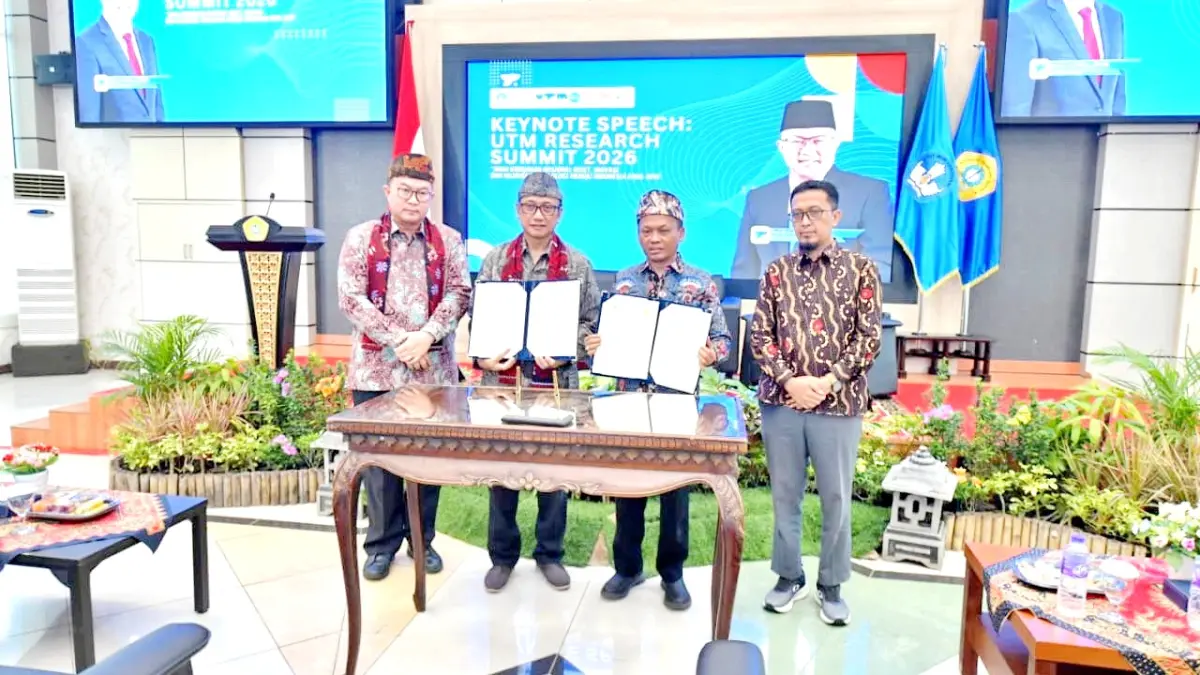 JALIN KERJA SAMA: Edy Giri Rachman Putra selaku Deputi Bidang SDM Ilmu Pengetahuan dan Teknologi BRIN beserta Rektor UTM Prof. Dr. Safi’ menunjukkan dokumen kerja sama. (UTM UNTUK JPRM)