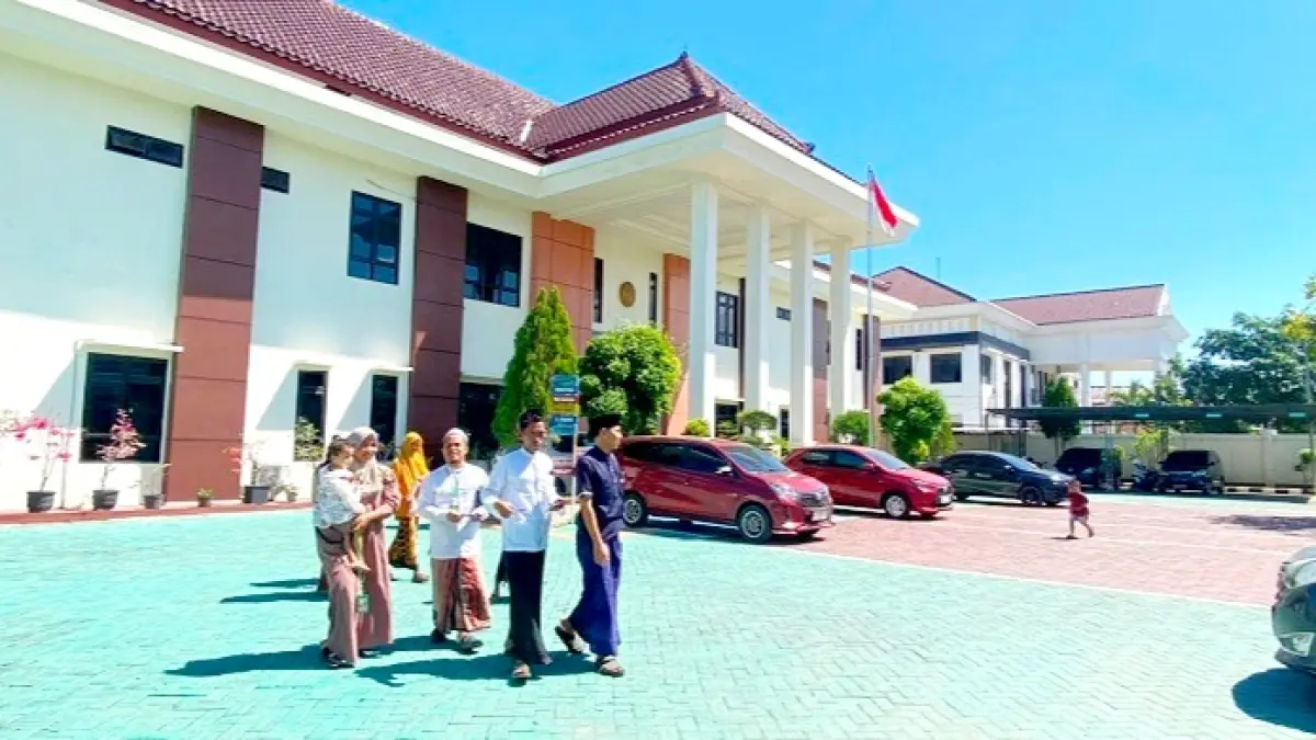 KEBIJAKAN: Pengunjung melintas di Pengadilan Agama Sampang Kamis (9/7). (AYU LATIFAH/JPRM)