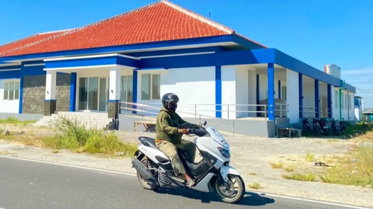 LENGANG: Pengendara melintas di sekitar bangunan labkesda yang belum dilengkapi pagar di Jalan Halim Perdanakusuma, Sampang, Kamis (11/6). (AYU LATIFAH/JPRM)