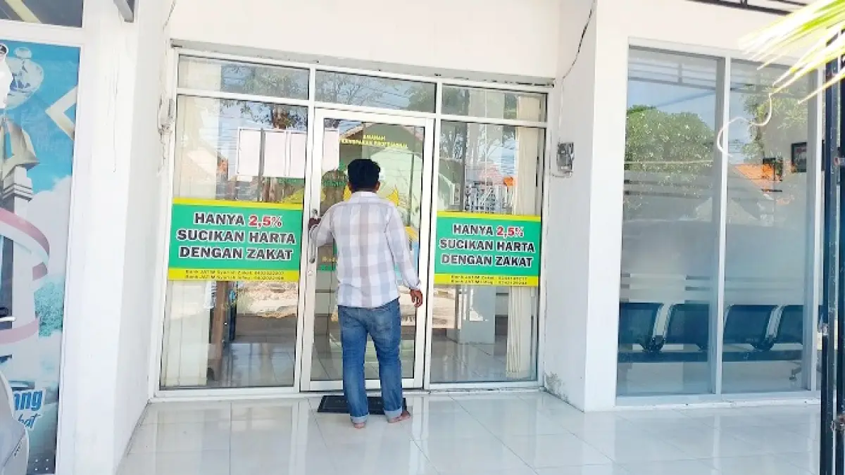 LENGANG: Warga berada di area kantor Baznas Sampang Kamis (9/7). (UBAIDILLAHIR RA’IE/JPRM)