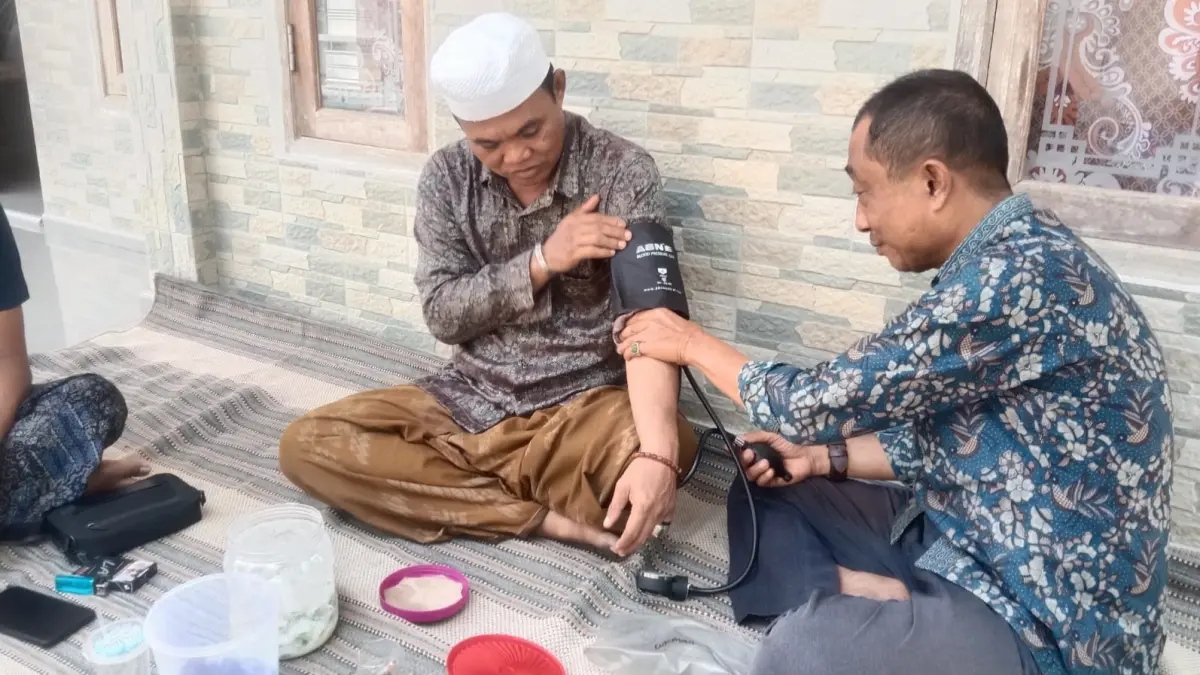 MELAYANI: Petugas Puskesmas Legung saat melakukan pemeriksaan pada jemaah haji di Desa Dapenda, Kecamatan Batang-Batang.&nbsp;