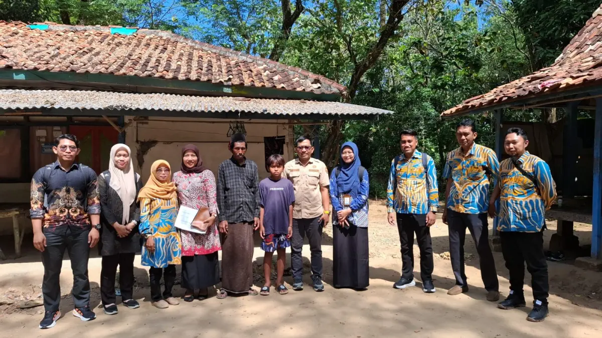 PENJANGKAUAN: Petugas saat mendatangi calon siswa Sekolah Rakyat Terpadu Sampang beberapa waktu lalu.