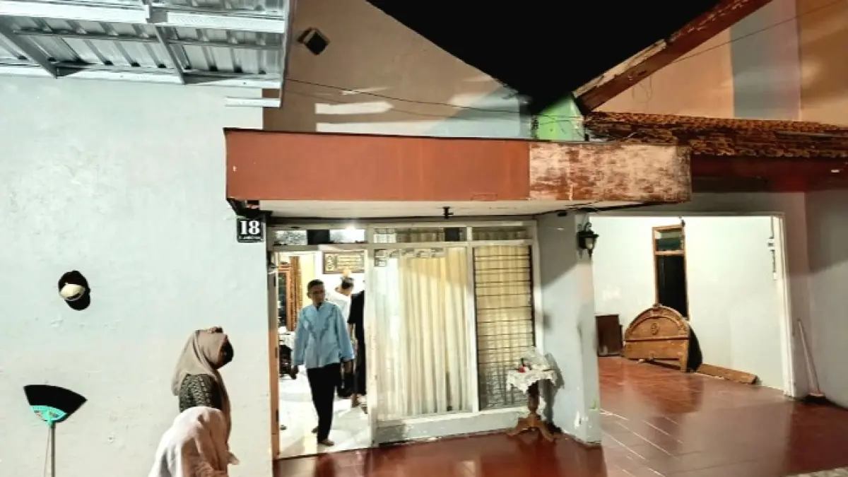 RUMAH DUKA: Suasana rumah duka Sekretaris DPRKP RYS di Perumda Bangkalan, Jalan Flamboyan, Kelurahan Mlajah, Kecamatan Kota, Kamis (25/6). (ZEINAL ABIDIN/JPRM)