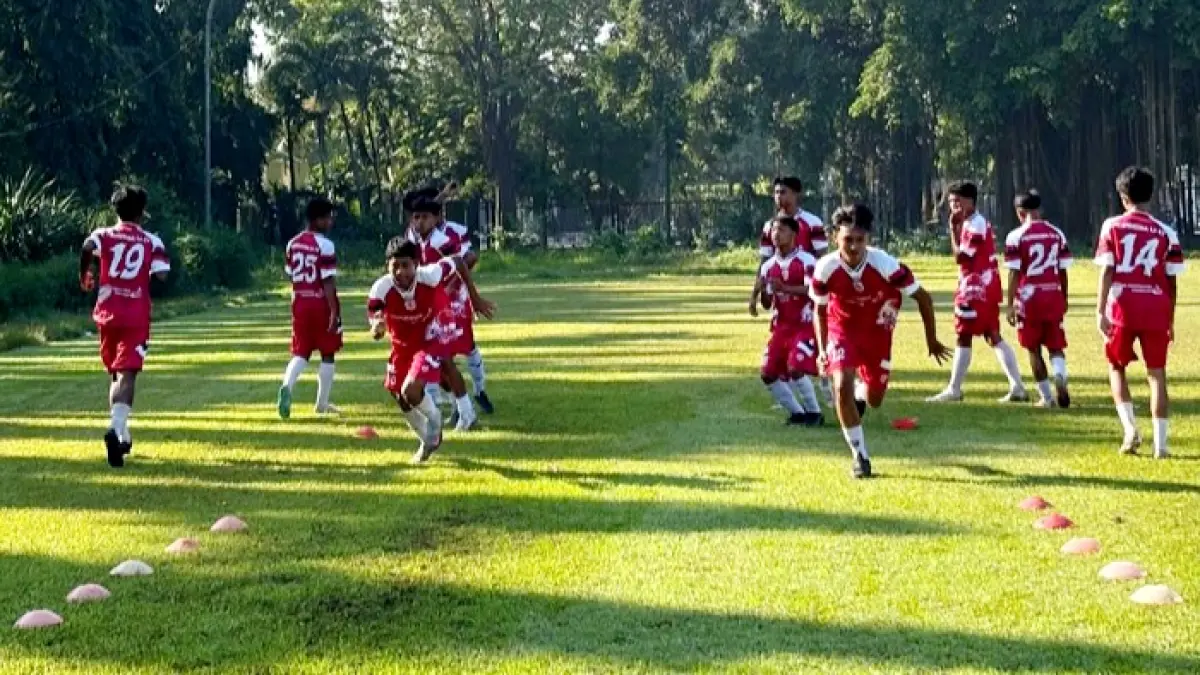 SEMANGAT: Pemain Perseba menjalani latihan rutin di lapangan Alun-Alun Bangkalan Kamis (9/7). (PERSEBA BANGKALAN UNTUK JPRM)