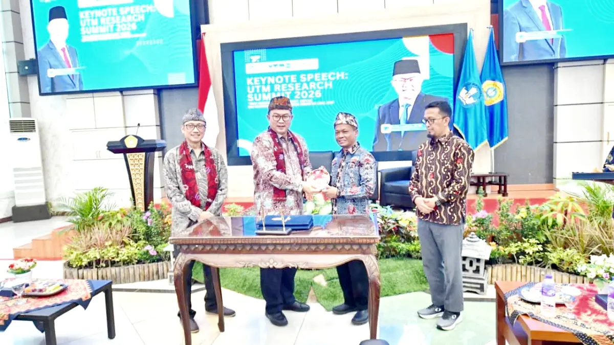 SINERGITAS: Rektor UTM Prof. Dr. Safi’ memberikan cenderamata kepada Kepala BRIN RI Prof. Dr. Ir. Arif Satria. (UTM UNTUK JPRM)