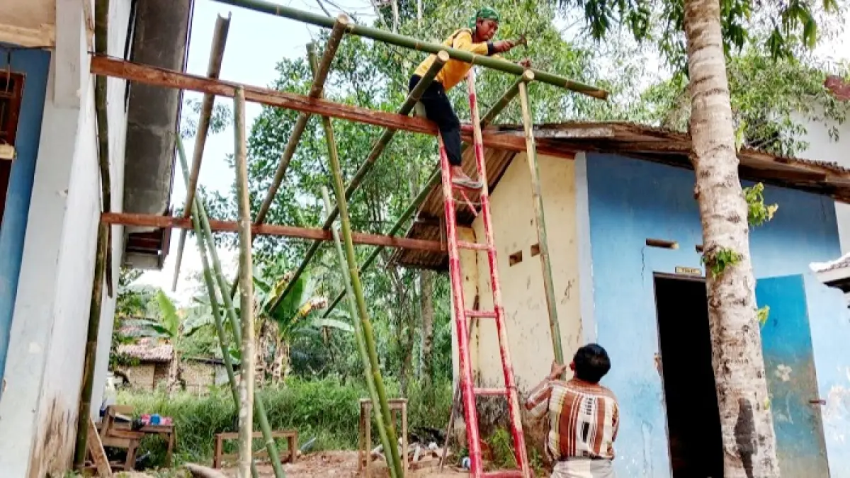 SWADAYA: Wali siswa SDN Banjar 4 Kecamatan Galis tengah membuat ruang kelas dari bambu, Rabu (8/7). (SDN BANJAR 4 UNTUK JPRM)