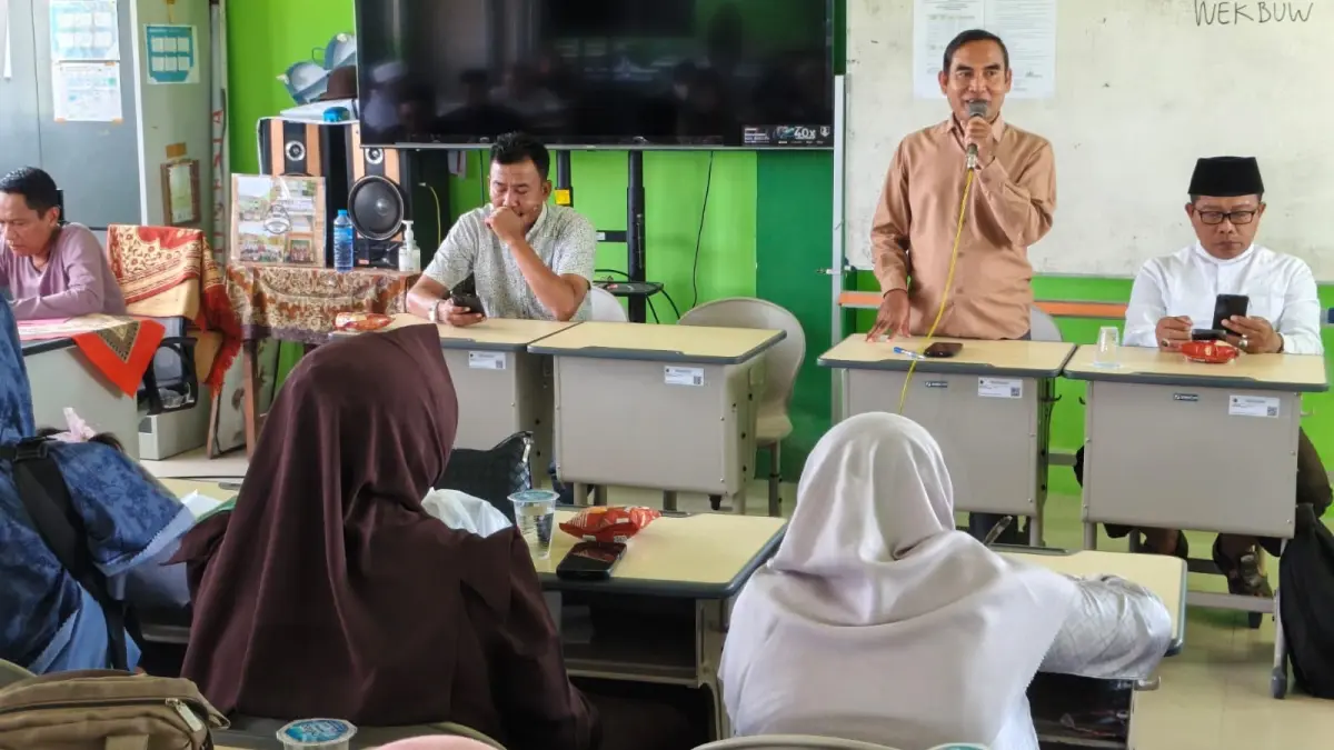 TEGAS: Kepala MIN 2 Sumenep Dasuki saat menyampaikan sambutan saat gelar koordinasi dan sosialisasi di sekolahnya pada Sabtu (4/7).