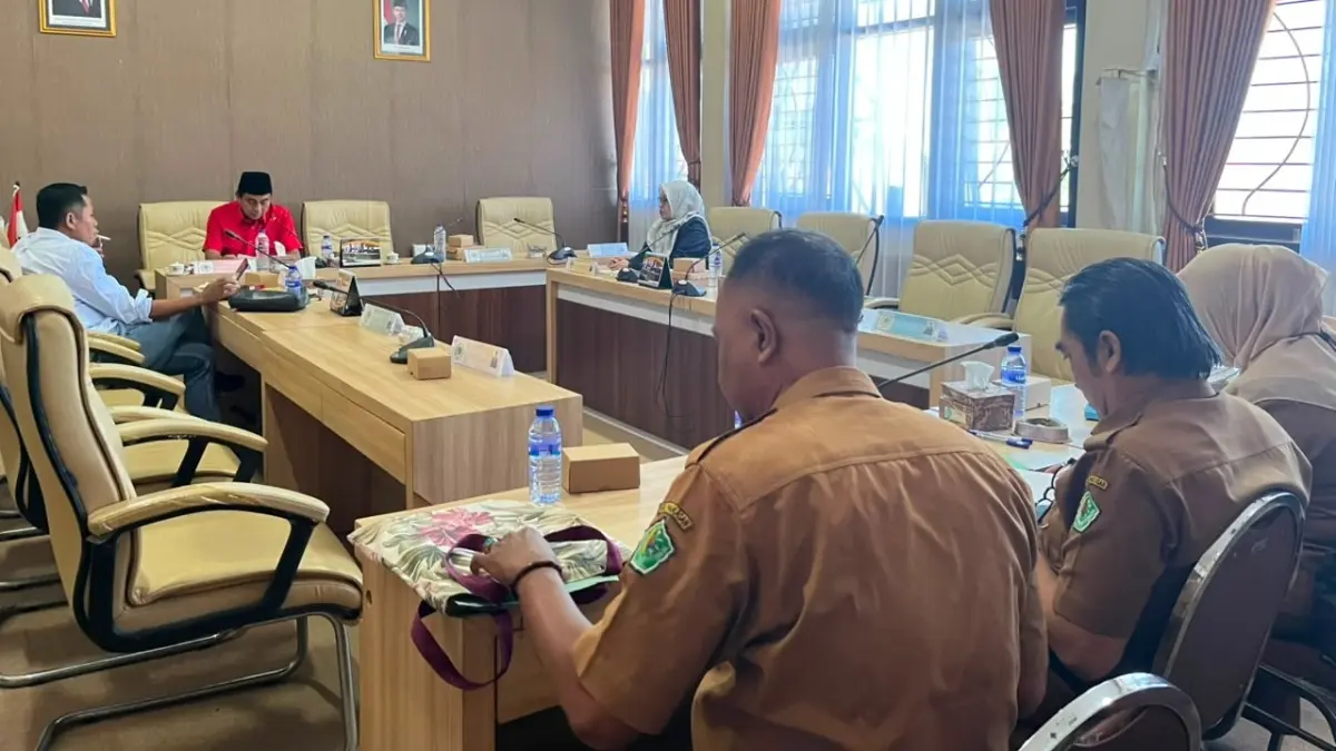 TERTUTUP: Komisi I DPRD Pamekasan melakukan hearing bersama pejabat Pamekasan, Selasa (7/7).