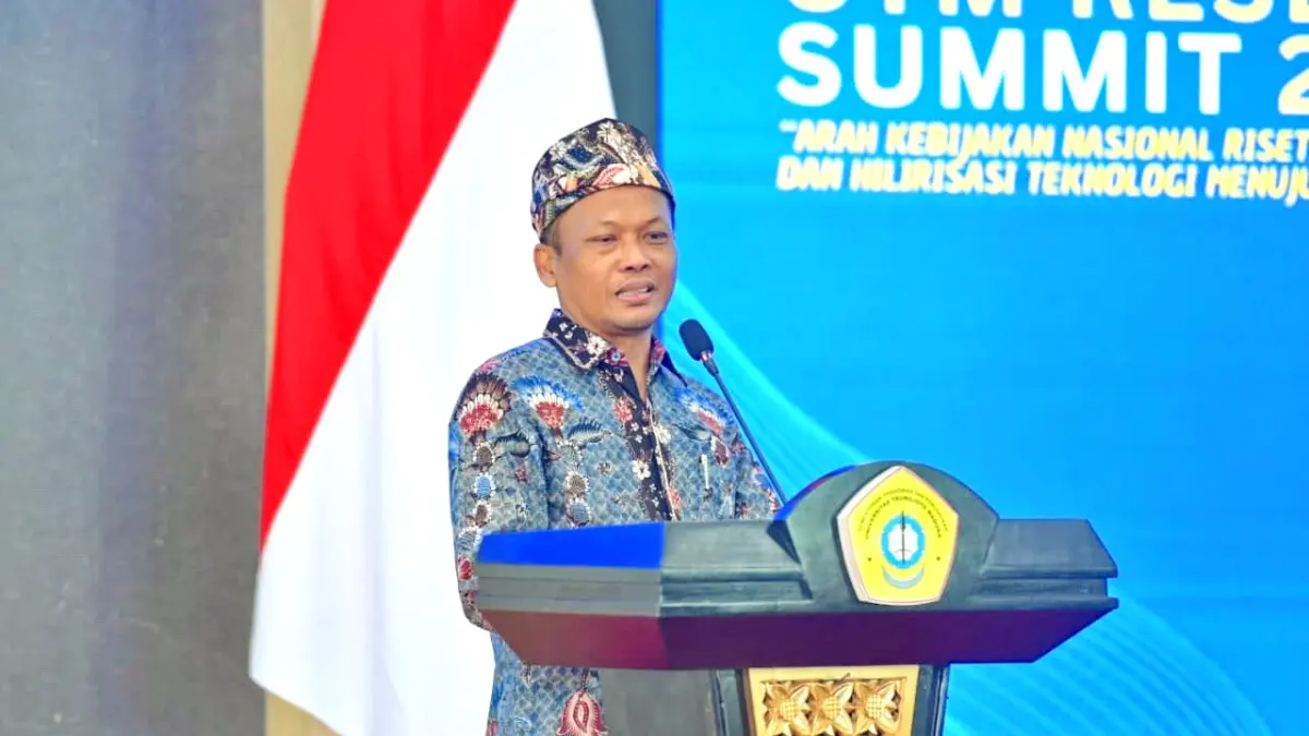 VISIONER: Rektor UTM Prof. Dr. Safi’ menyampaikan sambutan dalam kegiatan UTM Research Summit 2026 di Aula Syaikhona Muhammad Kholil Bangkalan Jumat (10/7). (UTM UNTUK JPRM)