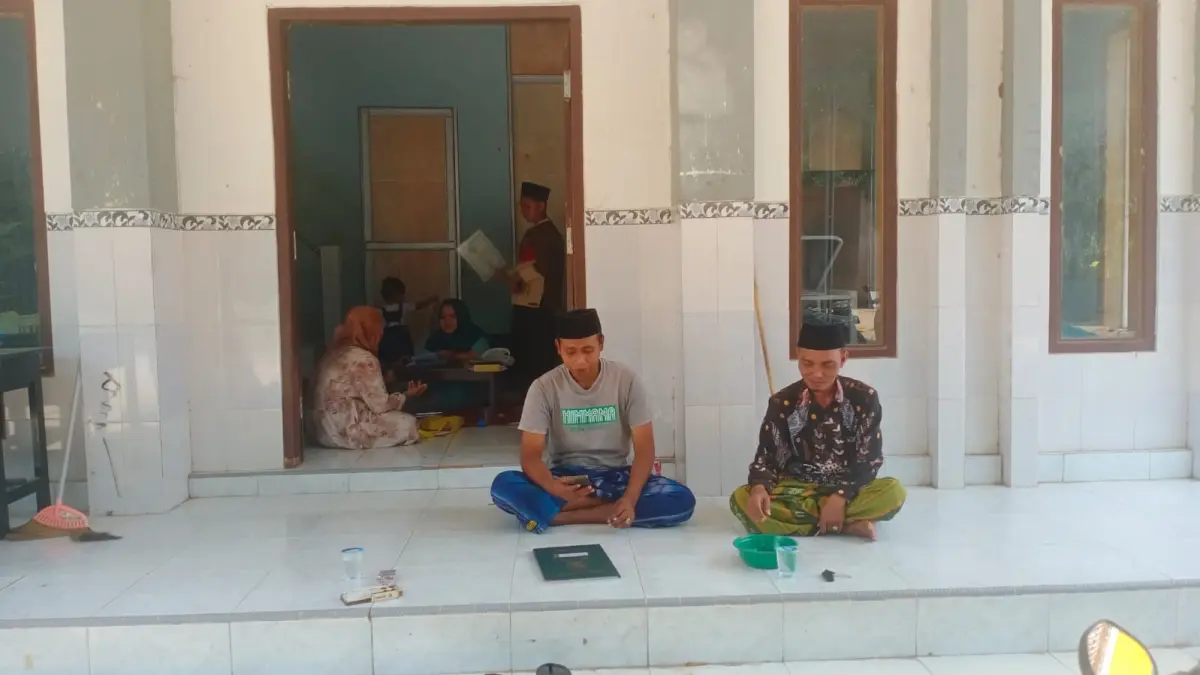 ANTUSIAS: Orang tua atau wali mendaftarkan calon siswa di Basecamp SPMB Madrasah Nasy-atul Muta’allimin 2026 di Perpustakaan Al-Jailani, Jalan Pantai Lombang Poja II, Candi, Dungkek, Sumenep.