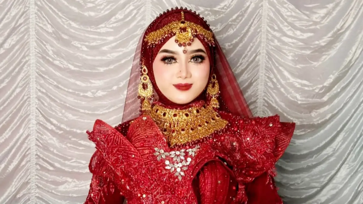 CANTIK: Pengantin berfoto dengan hasil makeup Sitti Murni. (ALUF ALFAINI UNTUK JPRM)