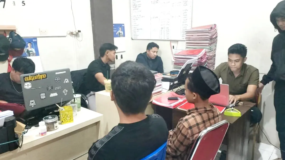 DIPERIKSA: Para tersangka saat dilakukan pemeriksaan di kantor Satreskrim Polres Sampang, beberapa waktu lalu. (POLRES SAMPANG UNTUK JPRM)