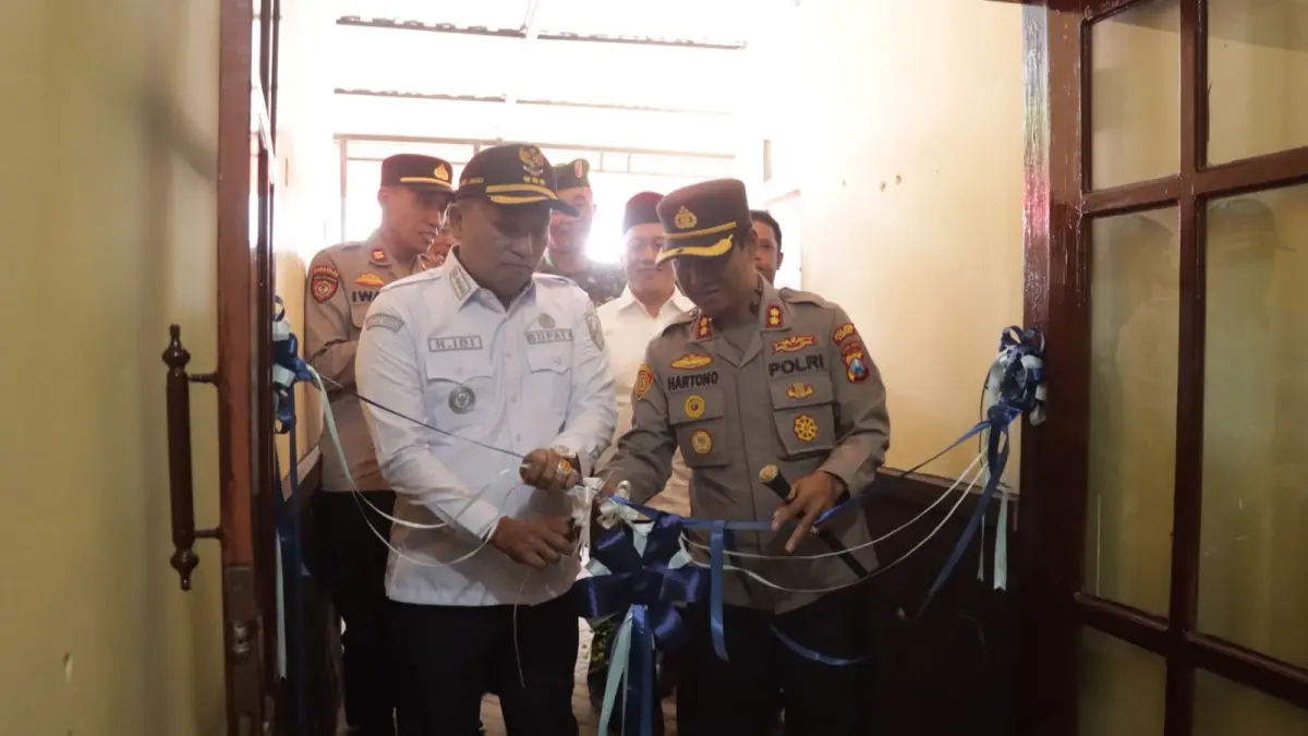 DIRESMIKAN: Bupati Sampang Slamet Junaidi dan Kapolres Sampang AKBP Hartono saat peresmian mapolsek, Jumat (10/7).&nbsp;