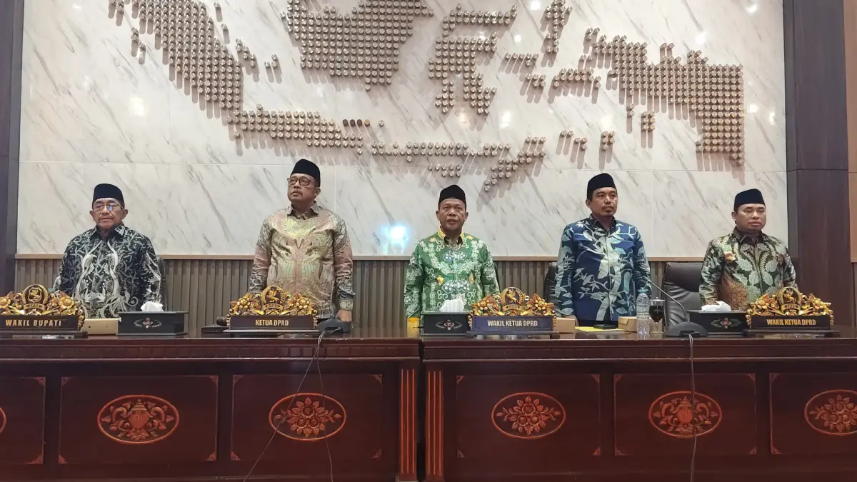 LEGISLATIF: Ketua DPRD Sumenep Zainal Arifin saat memimpin rapat paripurna di kantor dewan, Jumat (10/7).