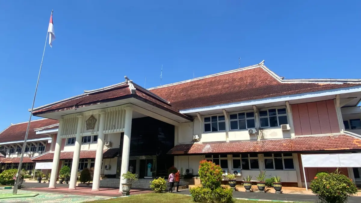MEGAH: Pegawai berjalan di sekitar kantor Pemkab Pamekasan, Kamis (2/7).