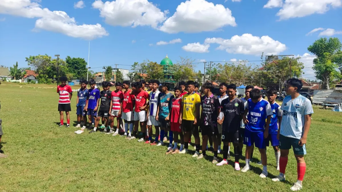 MUDA: Pemain Persepam mengikuti latihan di Lapangan Sepak Bola Sedangdang, Pamekasan, Kamis (9/7). (PERSEPAM UNTUK JPRM)