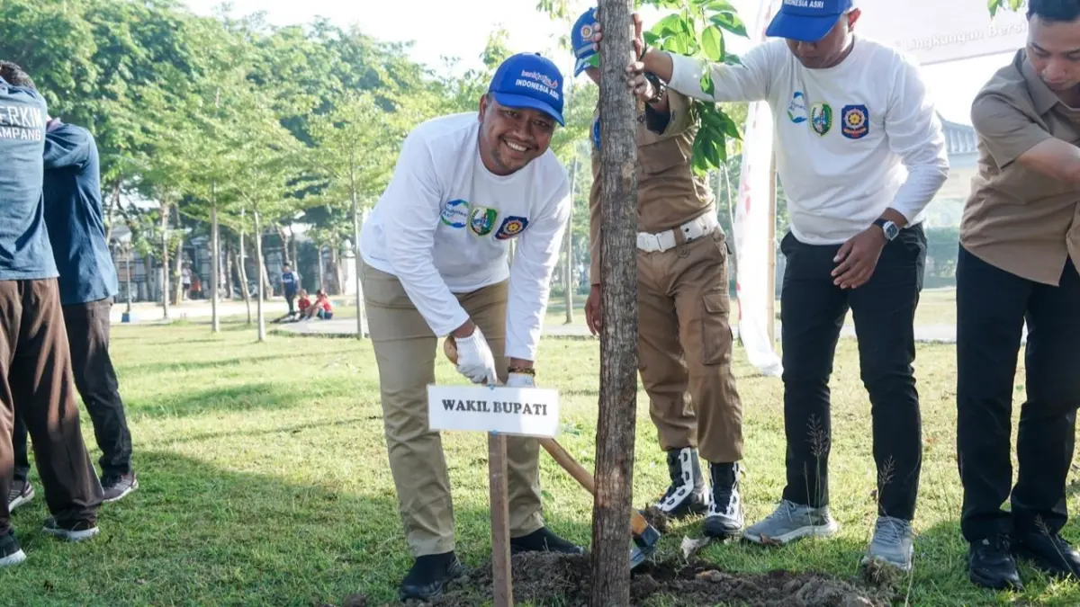 PEDULI LINGKUNGAN: Wabup Sampang Ahmad Mahfudz menanam pohon secara simbolis saat launching Gerakan Indonesia Asri di Alun-Alun Trunojoyo Sampang, Jumat (10/7).