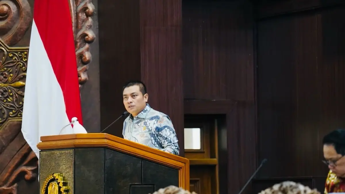 PERJUANGKAN: Juru Bicara Komisi E DPRD Jatim Puguh Wiji Pamungkas membacakan laporan hasil pembahasan Raperda Pertanggungjawaban APBD 2025 dalam sidang paripurna.