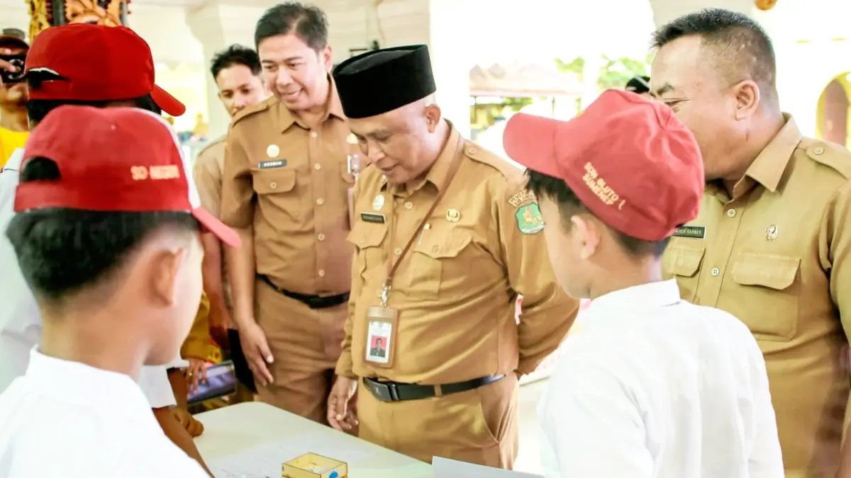 RAMAH: Kepala Dispendik Sumenep Moh. Iksan bersama para siswa dalam salah satu kegiatan di Pendopo Keraton Sumenep. (DISPENDIK UNTUK JPRM)
