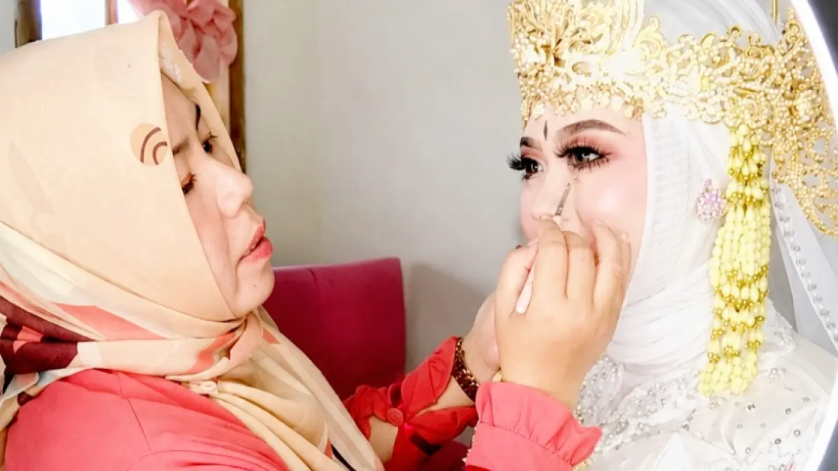 TELATEN: Sitti Murni merias pelanggan di rumahnya Jumat (10/7). (MOH. IQBAL AFGANI/JPRM)