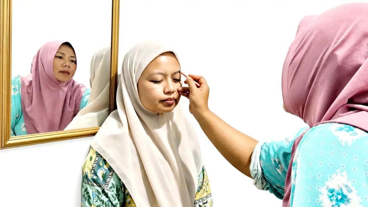 TELITI: Sitti Murni merias pengantin. (ALUF ALFAINI UNTUK JPRM)