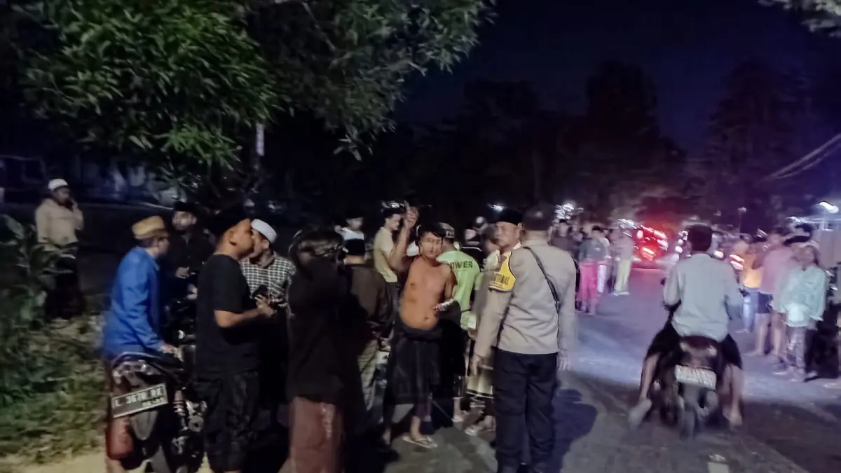 TKP: Anggota Satlantas Polres Sampang dan warga berada di laka lantas di jalan raya Desa Meteng, Kecamatan Omben, Sampang, Kamis (9/7) malam.