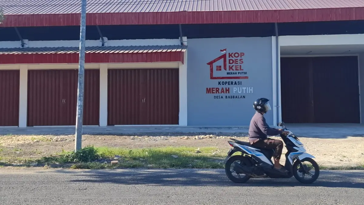 TUTUP: Masyarakat melintas di depan gerai KDMP di Jalan Jokotole, Desa Babbalan, Kecamatan Batuan, Sumenep, Kamis (9/7).