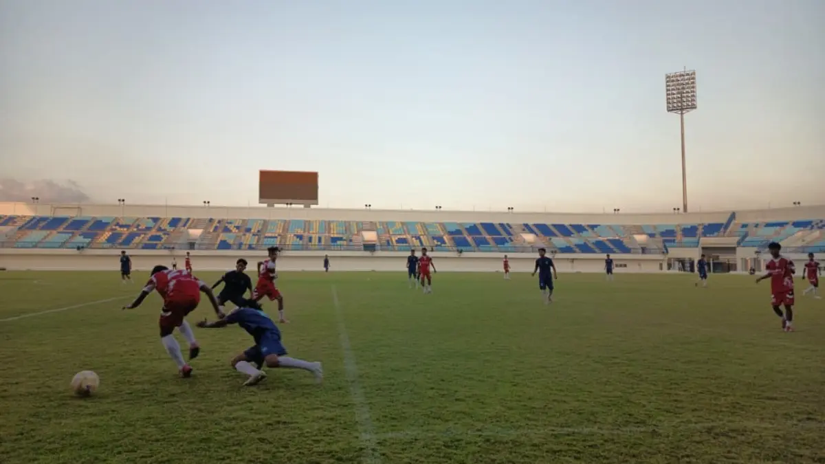 AGRESIF: Pemain Perseba Bangkalan (jersei merah putih) berebut bola dengan pemain Persela Lamongan, Jumat (10/7).
