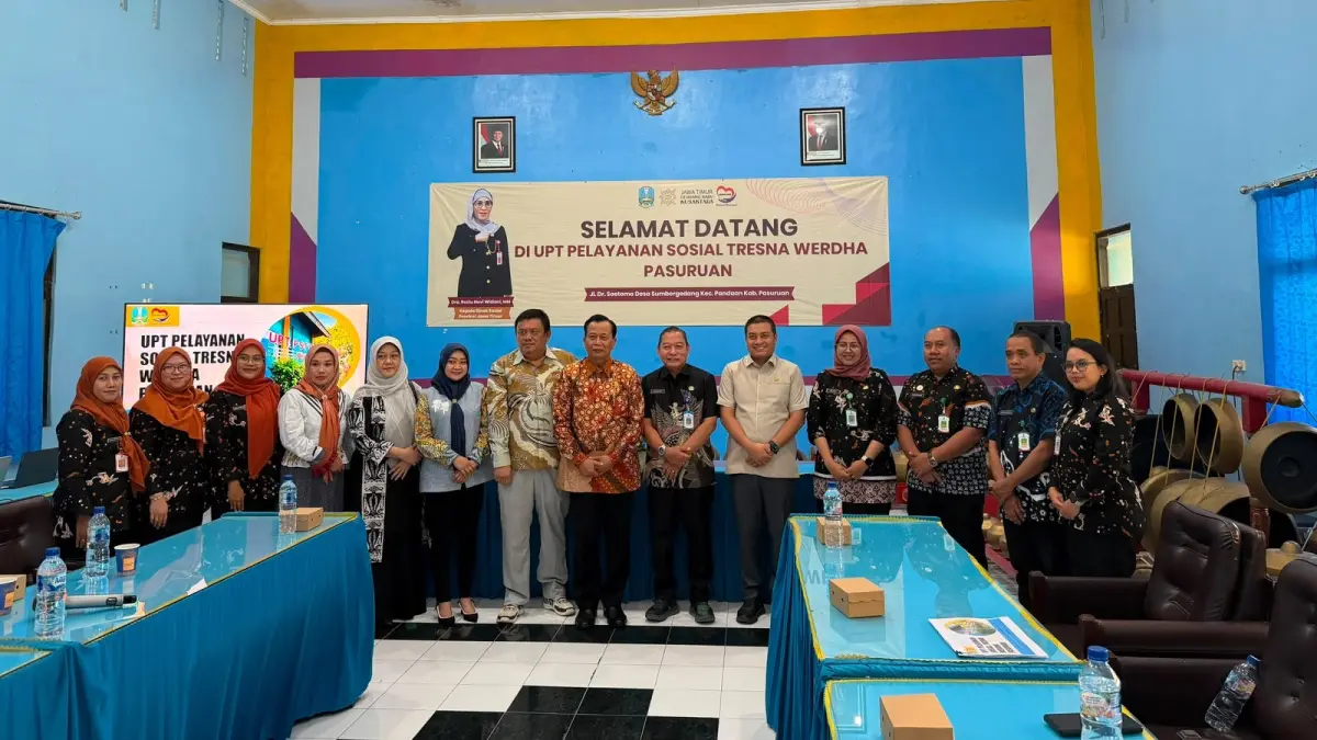 KOMPAK: Anggota DPRD Jatim Dapil XIV Madura dari Fraksi PDI Perjuangan Indriani Yulia Mariska (kerudung hitam) berfoto bersama jajaran pengurus UPT Pelayanan Sosial Tresna Werdha Pasuruan yang berlokasi di Jalan Dr. Soetomo, Desa Sumbergedang, Kecamatan Pandaan, Kabupaten Pasuruan, pada Kamis (9/7).