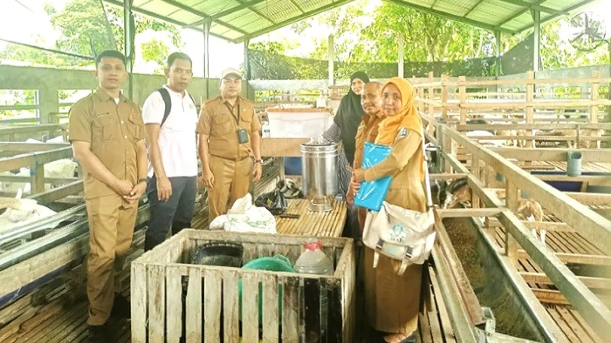 DIAWASI: Petugas melakukan pengawasan dan pembinaan kepada pelaku usaha di Kecamatan Ketapang, Sampang, Jumat (6/4). (EFENDI UNTUK JPRM)