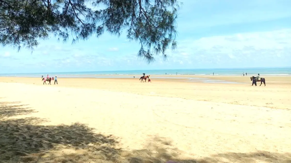 LAYAK DIKUNJUNGI: Sejumlah pengunjung sedang menikmati objek wisata Pantai Lombang di Kecamatan Batang-Batang, Sumenep. (MOH IQBAL/JPRM)