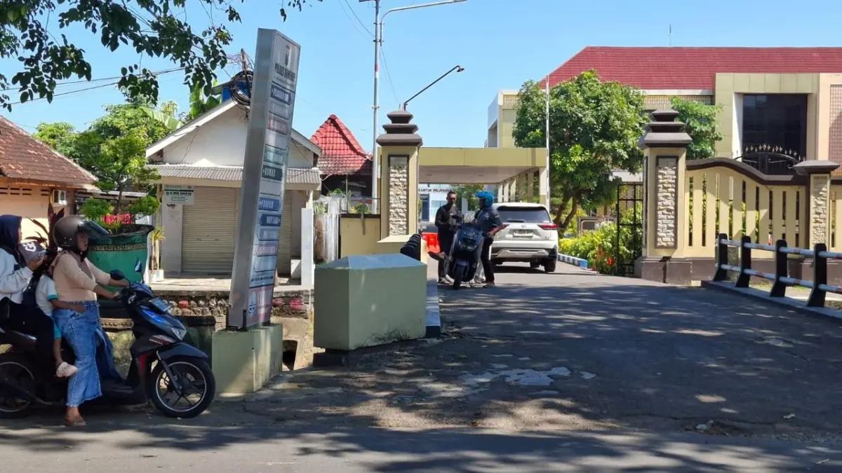 MEGAH: Pengendara melintas di depan kantor Polres Sumenep yang berlokasi di Desa Pabian, Kecamatan Kota, Kamis (2/7).