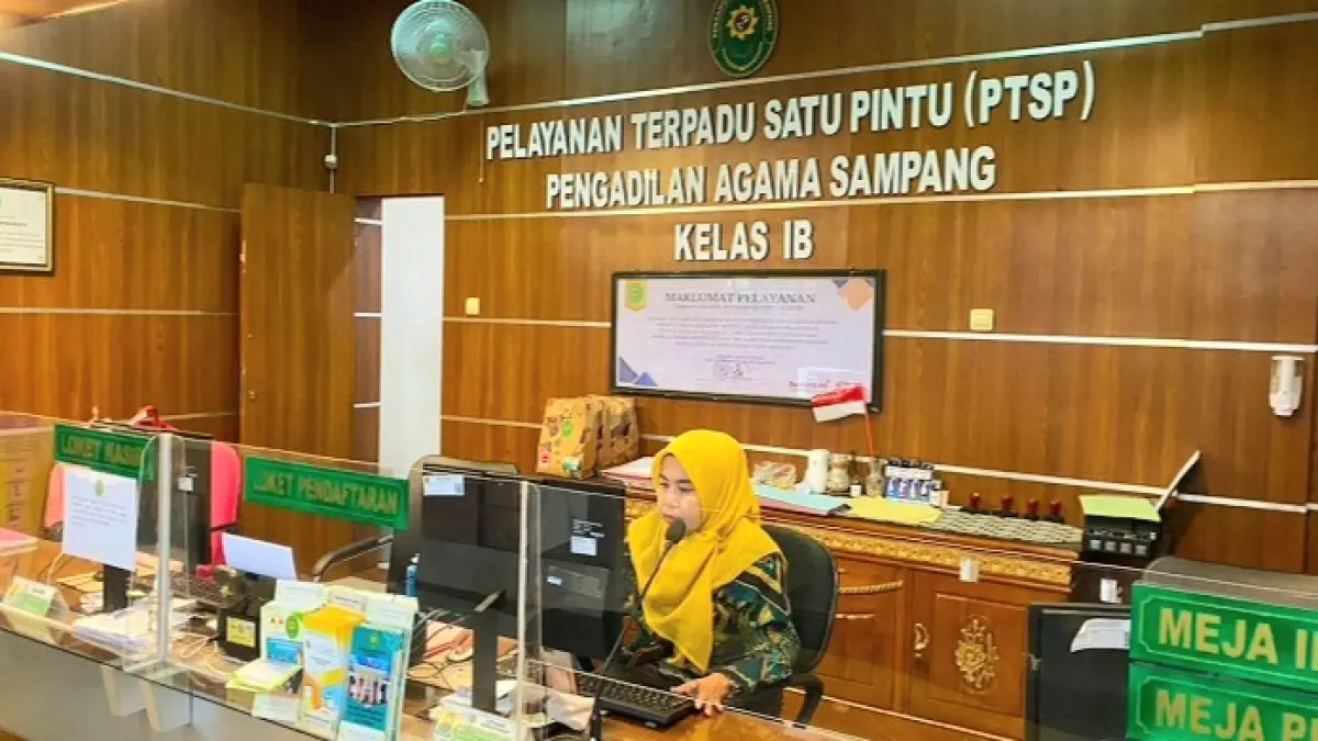 PELAYANAN: Petugas saat menginput data di ruang PTSP PA Sampang Jumat (10/7). (AYU LATIFAH/JPRM)