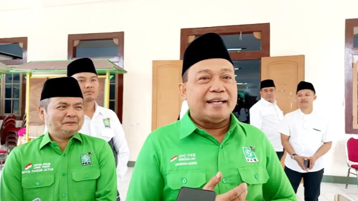 RESMI DILANTIK: Ketua DPC PKB Bangkalan H Syafiuddin saat diwawancara usai dilantik di Gedung Merdeka Sabtu (11/7). (ZEINAL ABIDIN/JPRM)