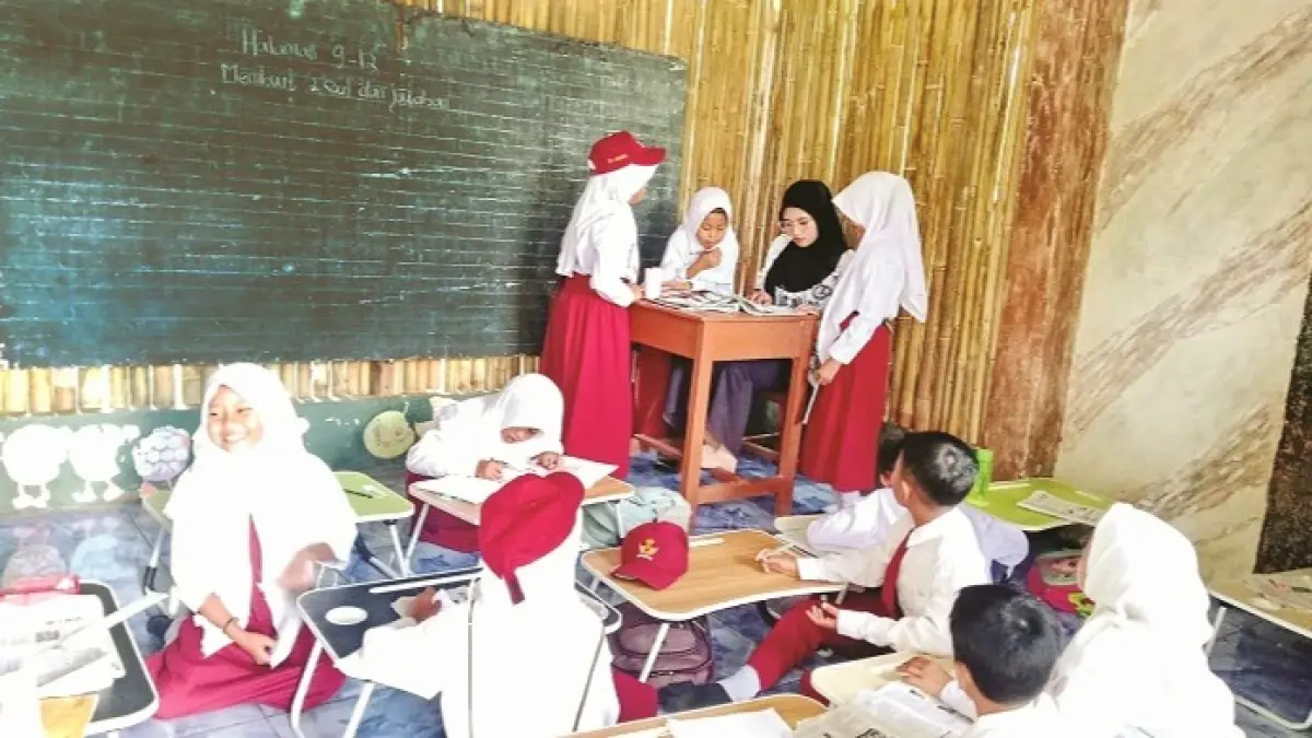 RUANGAN SEADANYA: Siswa SDN Banjar 4 sedang mengikuti pembelajaran di ruang kelas darurat, Rabu (8/7). (SDN BANJAR 4 UNTUK JPRM)