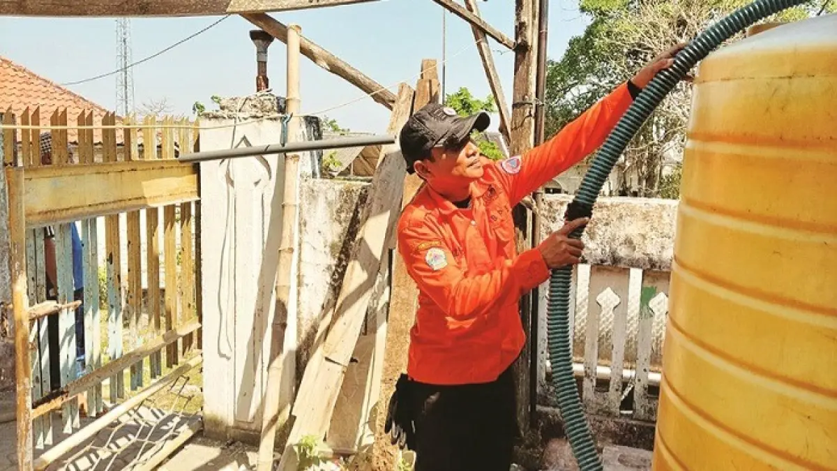 TERBATAS: Petugas saat melakukan dropping air bersih ke Desa Pangeleyan, Kecamatan Tanah Merah, Bangkalan, Jumat (3/7). (BPBD BANGKALAN UNTUK JPRM)