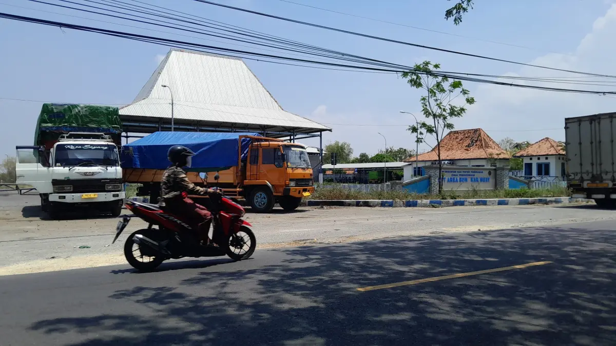 TERBENGKALAI: Kendaraan roda melintas di terminal kargo di Desa Larangan Tokol, Kecamatan Tlanakan, Pamekasan, Sabtu (11/7) .