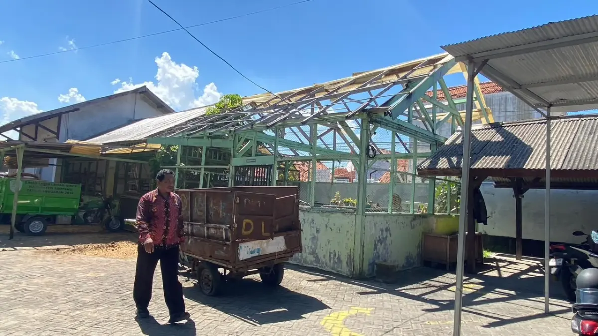 TIDAK BERMANFAAT: Keberadaan green house yang ada di halaman kantor DLH Perkim Sampang, Kamis (9/7).