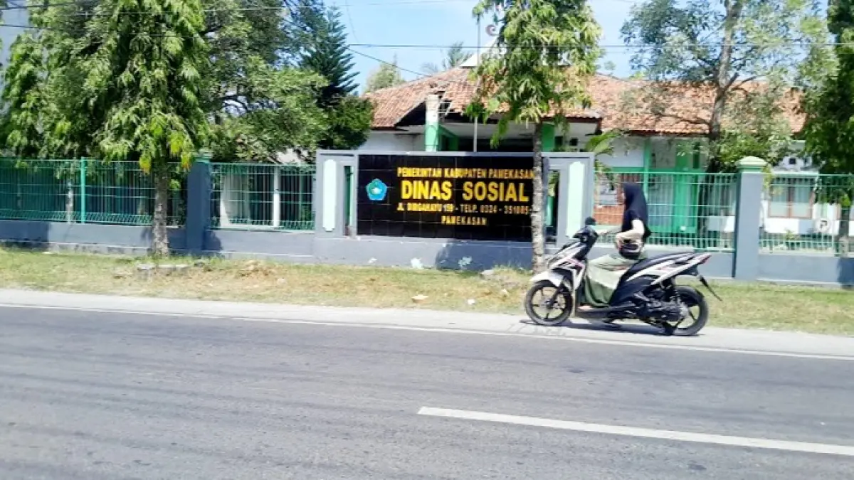 TUTUP: Seorang pengendara sepeda motor melintas di depan kantor Dinsos Pamekasan Sabtu (11/7). (M. KHOLIL RAMLI/JPRM)