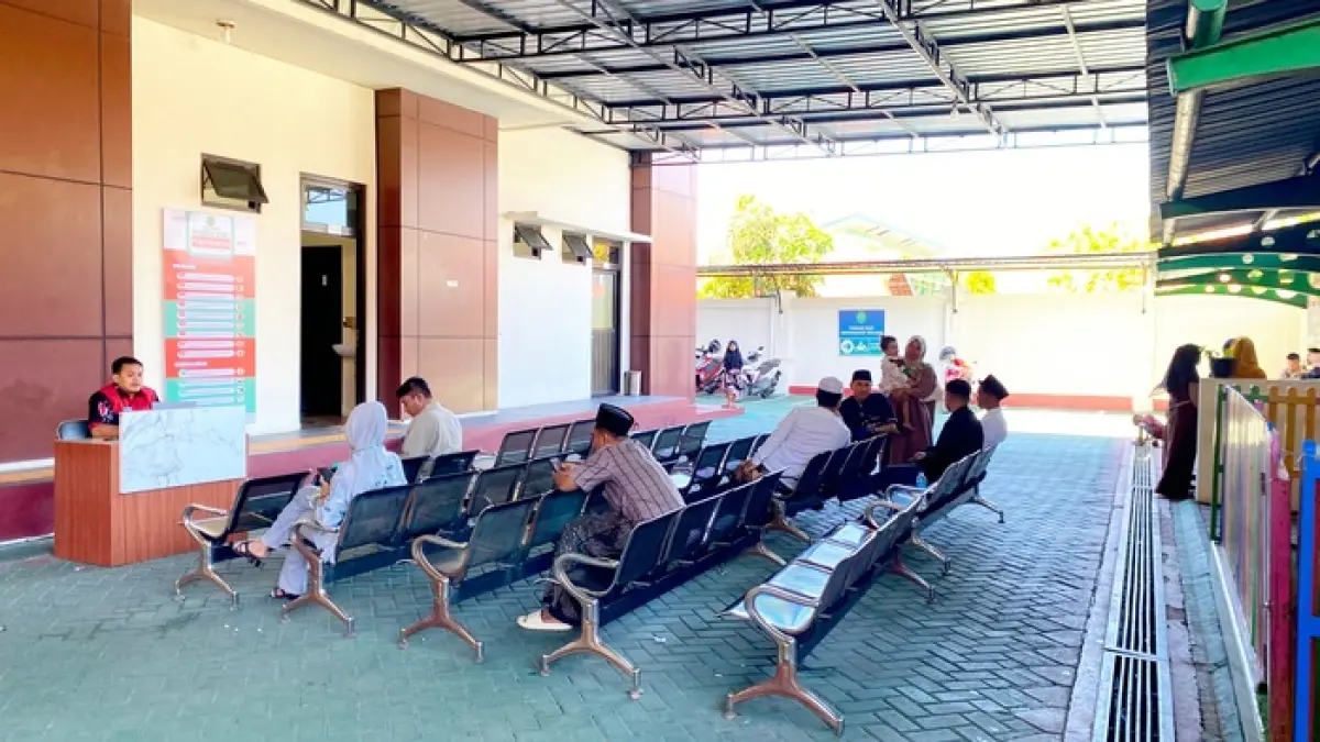 ADU NASIB: Pengunjung saat berada di lingkungan kantor Pengadilan Agama Sampang, Kamis (9/7). (AYU LATIFAH/JPRM)