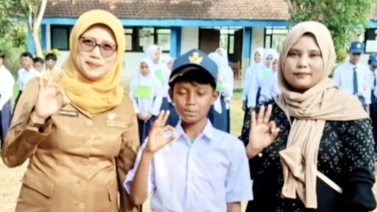 AKRAB: Kepala UPTD SMPN 3 Tanah Merah Dawatul Khoiroh berfoto bersama wali murid dan siswa baru Senin (13/7). (UPTD SMPN 3 TANAH MERAH UNTUK JPRM)