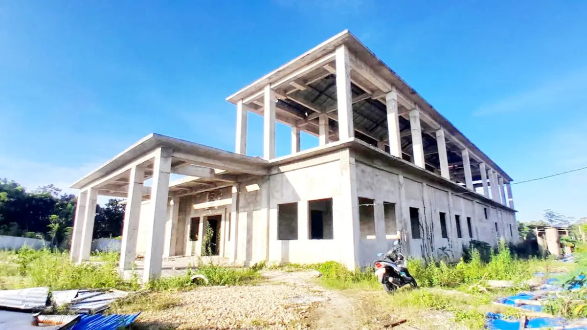 BELUM RAMPUNG: Penampakan proyek pembangunan gedung Puskesmas Bulangan Haji setelah pekerjaan tahap satu, Jumat (3/7). (M. KHOLIL RAMLI/JPRM)