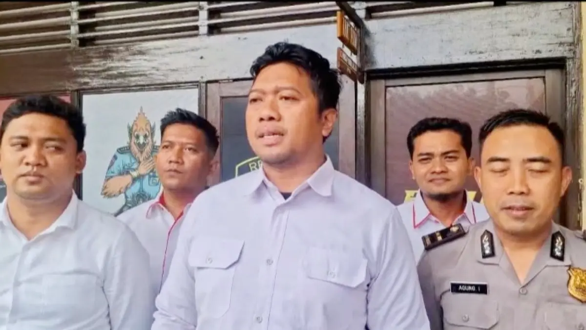 BERI PENJELASAN: Kasatreskrim Polres Bangkalan AKP Eriek Triyasworo didampingi anggotanya memberikan keterangan resmi di kantornya, Selasa (7/7). (POLRES BANGKALAN UNTUK JPRM)