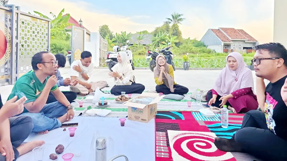 BERTUKAR GAGASAN: Sejumlah peserta mengikuti diskusi bedah buku Manusia Merdeka yang Memerdekakan di Desa Gedungan, Batuan, Sumenep, Sabtu (11/7). (KIKO ANWAR UNTUK JPRM)