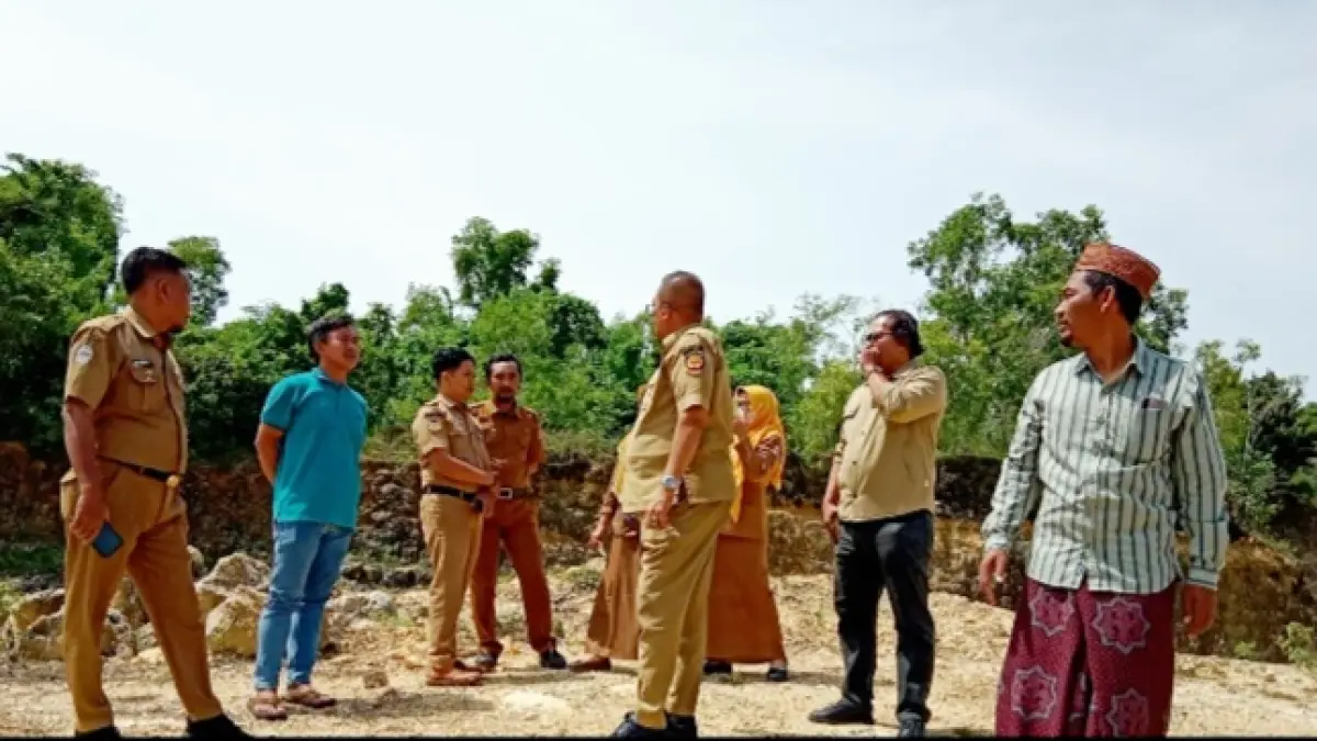 DALAM PROSES: Plt Kepala DLH Bangkalan Achmad Siddiq meninjau lokasi TPA di Kecamatan Sepulu, Selasa (6/1). (DLH UNTUK JPRM)